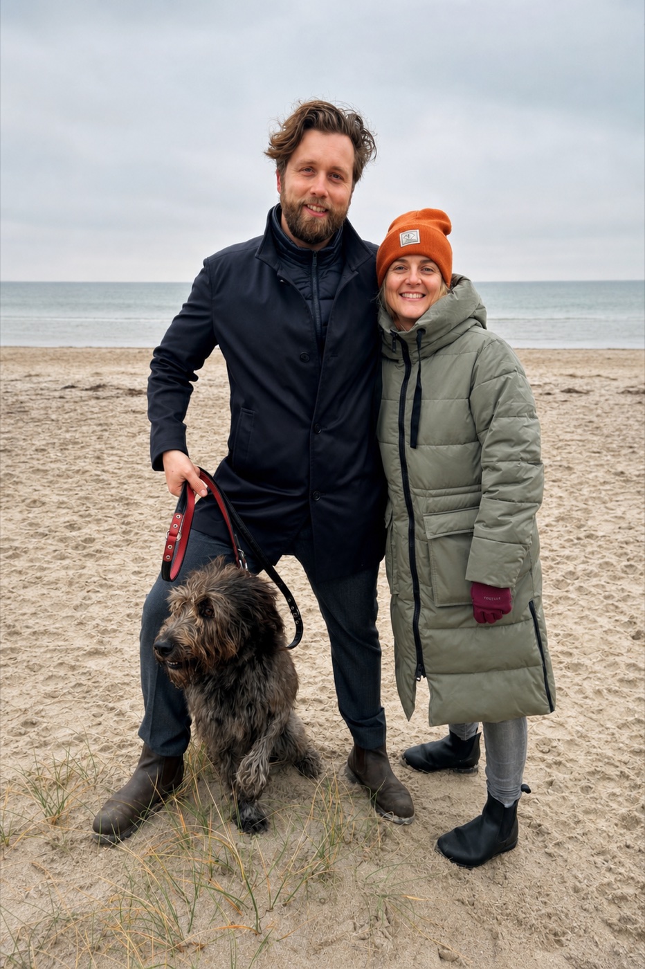 Alexander und Io Hansen mit ihrem Hund am Ostseestrand